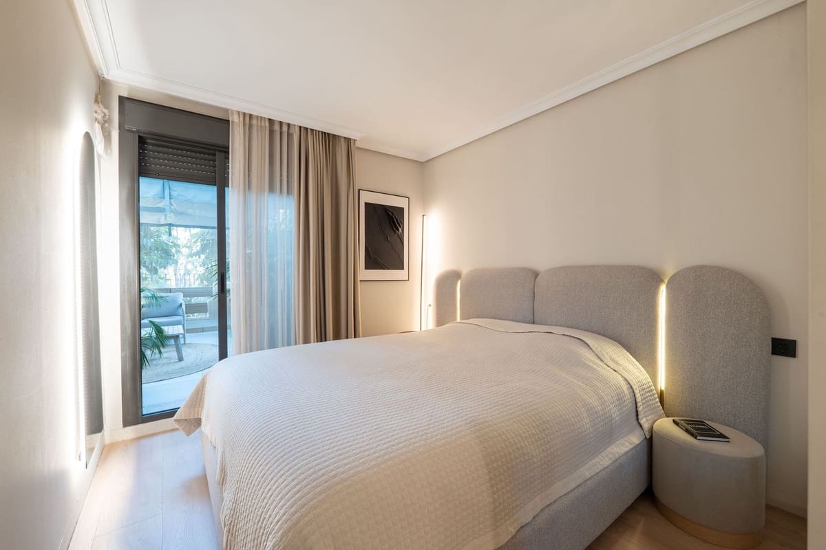 2 Zimmer Apartment zu verkaufen in New Golden Mile mit Pool - 650.000 € (Ref: 9601229)