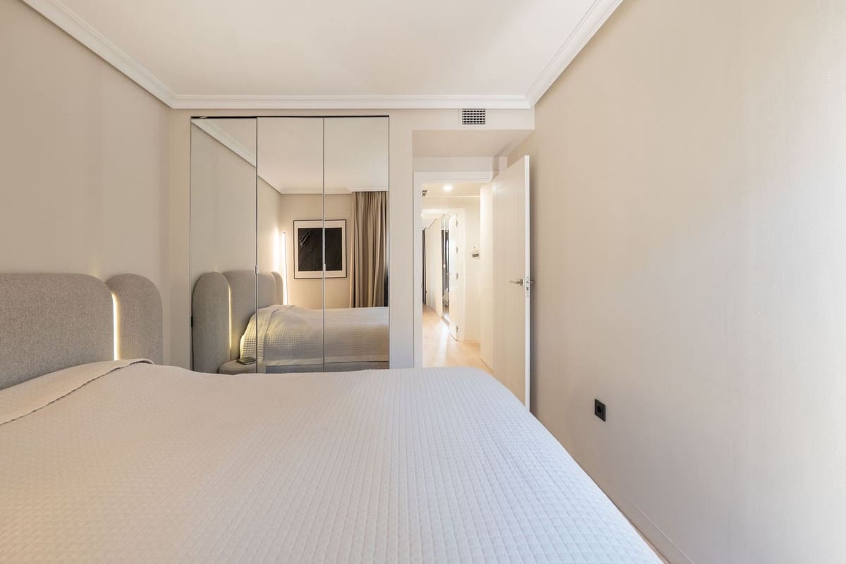 2 Zimmer Apartment zu verkaufen in New Golden Mile mit Pool - 650.000 € (Ref: 9601229)