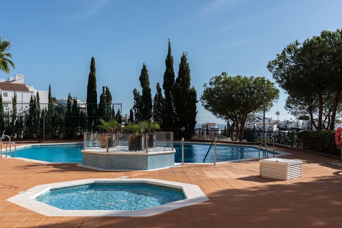 3 sovrum Lägenhet till salu i Miraflores med pool - 595 000 € (Ref: 9601230)