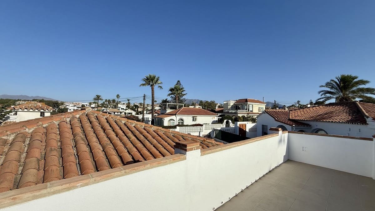 Chalet de 3 habitaciones en El Faro en venta con piscina garaje - 580.000 € (Ref: 9601232)