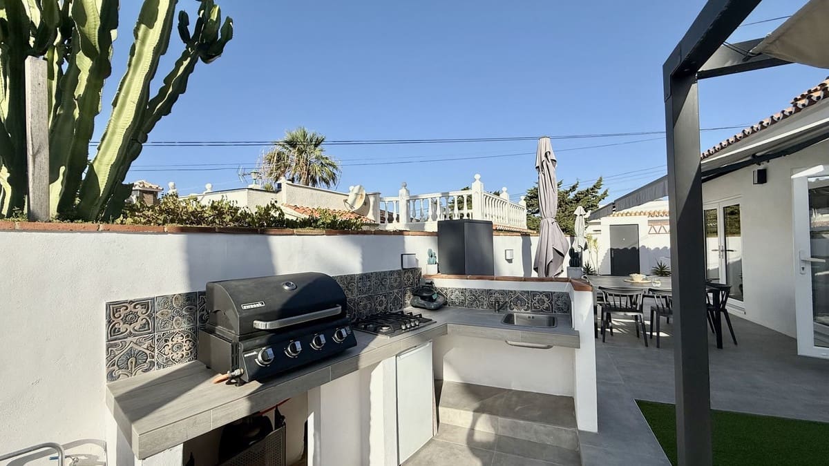 Chalet de 3 habitaciones en El Faro en venta con piscina garaje - 580.000 € (Ref: 9601232)