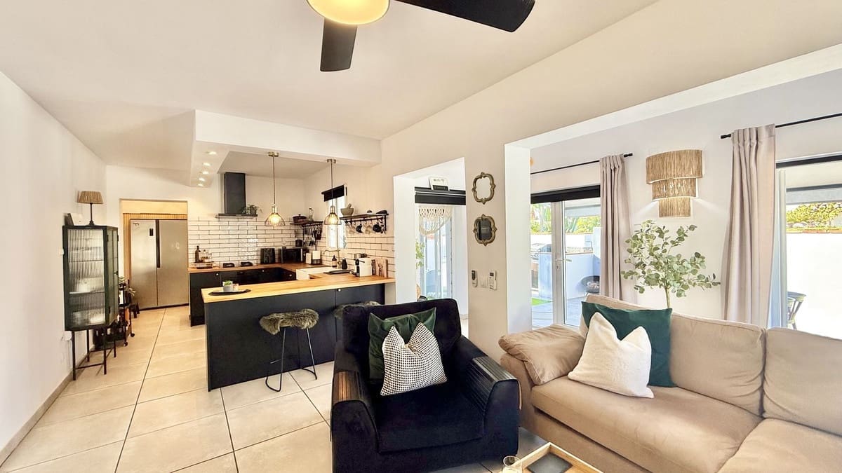 Chalet de 3 habitaciones en El Faro en venta con piscina garaje - 580.000 € (Ref: 9601232)