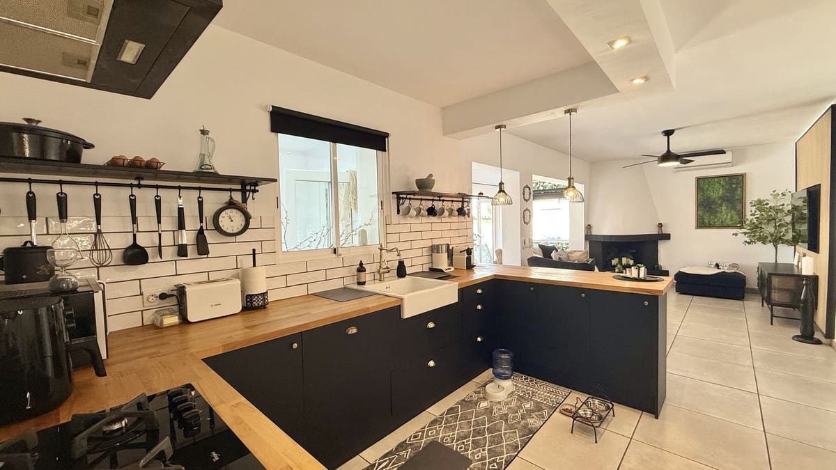 Chalet de 3 habitaciones en El Faro en venta con piscina garaje - 580.000 € (Ref: 9601232)