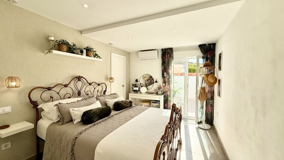 Chalet de 3 habitaciones en El Faro en venta con piscina garaje - 580.000 € (Ref: 9601232)