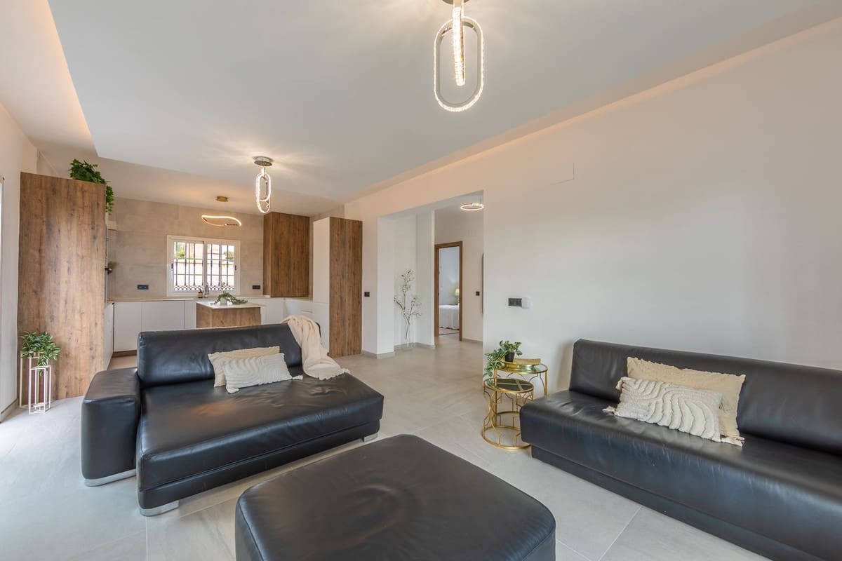 3 makuuhuone Huvila myytävänä paikassa La Duquesa / Puerto de la Duquesa mukana uima-altaan - 550 000 € (Ref: 9601234)