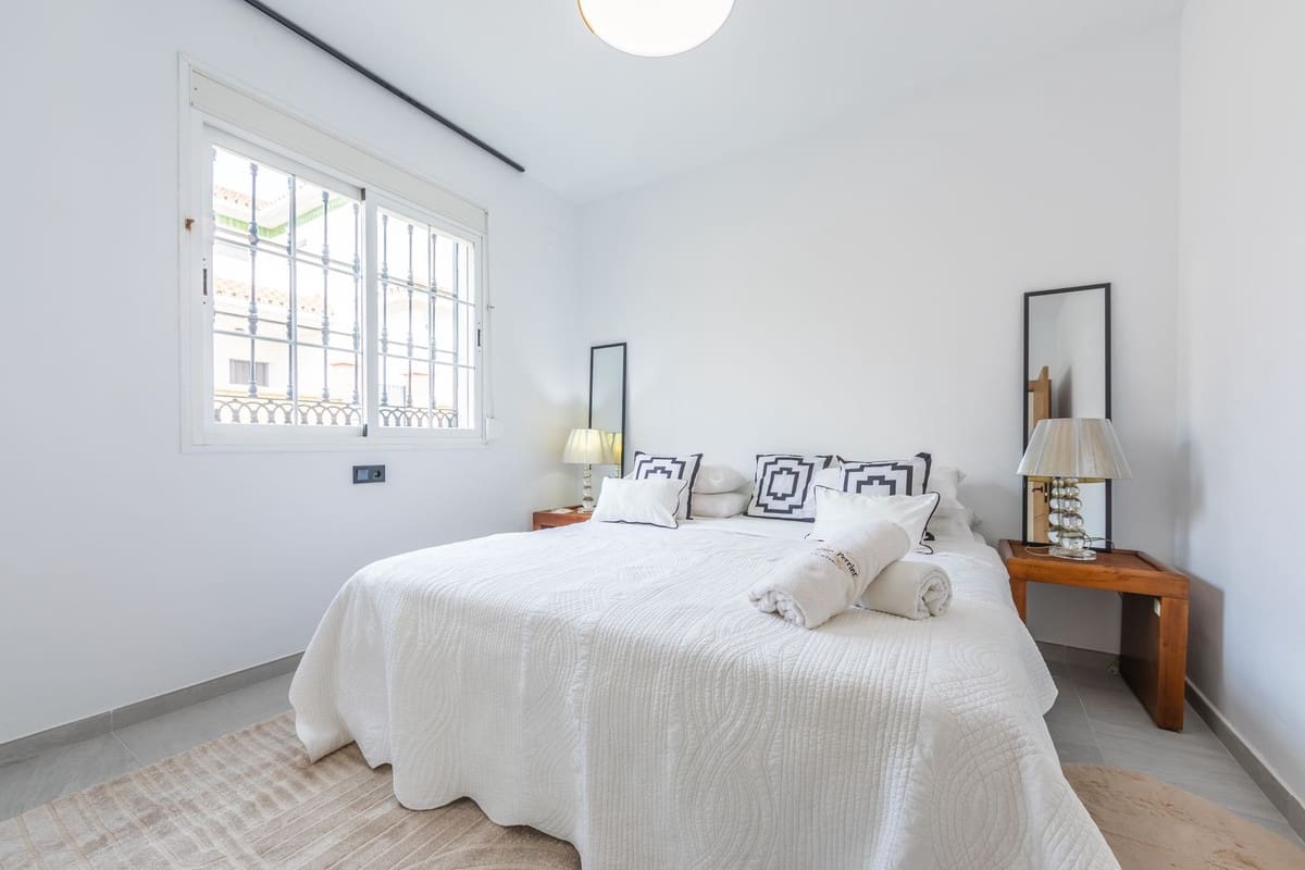 3 makuuhuone Huvila myytävänä paikassa La Duquesa / Puerto de la Duquesa mukana uima-altaan - 550 000 € (Ref: 9601234)