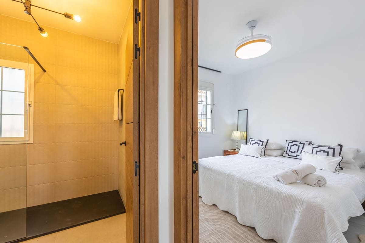 3 makuuhuone Huvila myytävänä paikassa La Duquesa / Puerto de la Duquesa mukana uima-altaan - 550 000 € (Ref: 9601234)