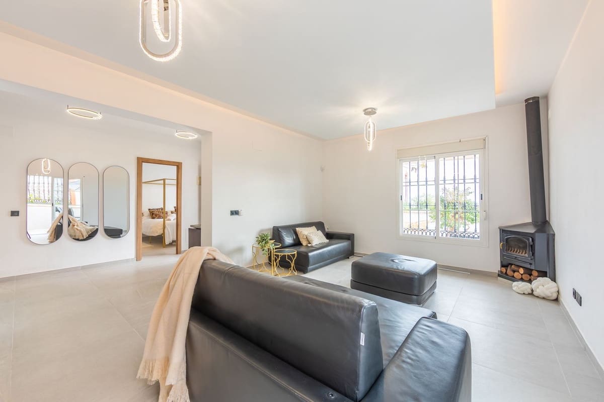 3 soverom Villa til salgs i La Duquesa / Puerto de la Duquesa med svømmebasseng - € 495 000 (Ref: 9601234)