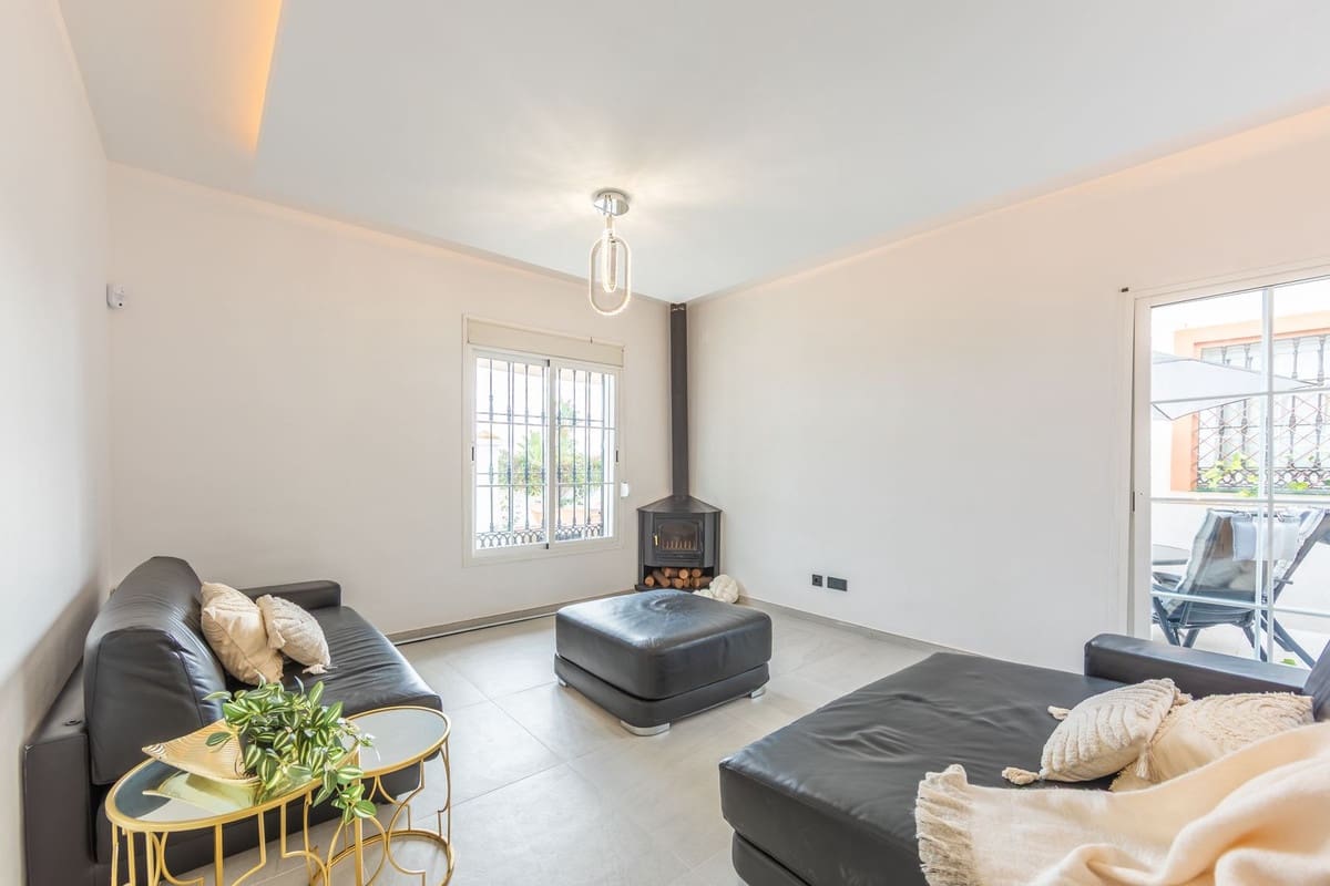 3 soverom Villa til salgs i La Duquesa / Puerto de la Duquesa med svømmebasseng - € 495 000 (Ref: 9601234)