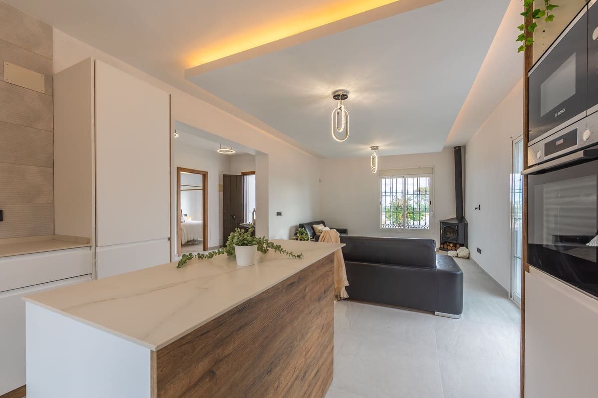 3 soverom Villa til salgs i La Duquesa / Puerto de la Duquesa med svømmebasseng - € 495 000 (Ref: 9601234)