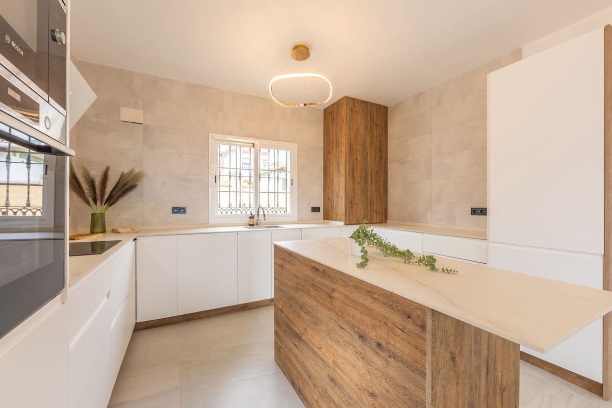3 soverom Villa til salgs i La Duquesa / Puerto de la Duquesa med svømmebasseng - € 495 000 (Ref: 9601234)