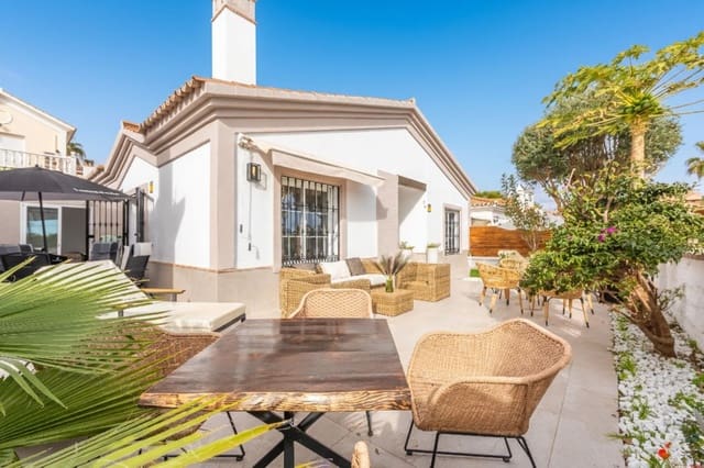 3 soverom Villa til salgs i La Duquesa / Puerto de la Duquesa, Manilva med svømmebasseng - € 495 000 (Ref: 9601234)
