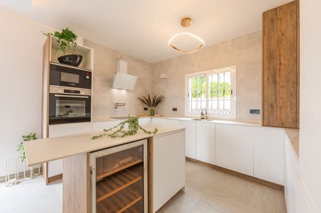 3 soverom Villa til salgs i La Duquesa / Puerto de la Duquesa, Manilva med svømmebasseng - € 495 000 (Ref: 9601234)