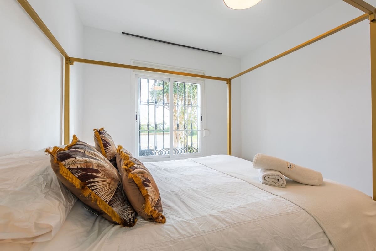 3 soverom Villa til salgs i La Duquesa / Puerto de la Duquesa med svømmebasseng - € 495 000 (Ref: 9601234)