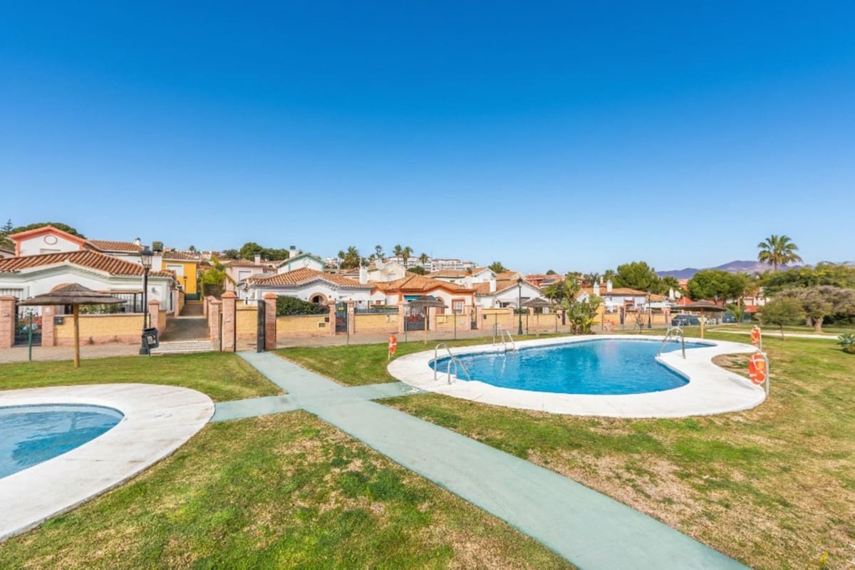 3 soverom Villa til salgs i La Duquesa / Puerto de la Duquesa med svømmebasseng - € 495 000 (Ref: 9601234)