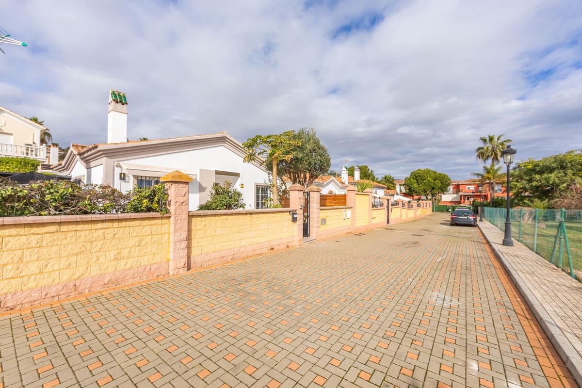 3 soverom Villa til salgs i La Duquesa / Puerto de la Duquesa med svømmebasseng - € 495 000 (Ref: 9601234)