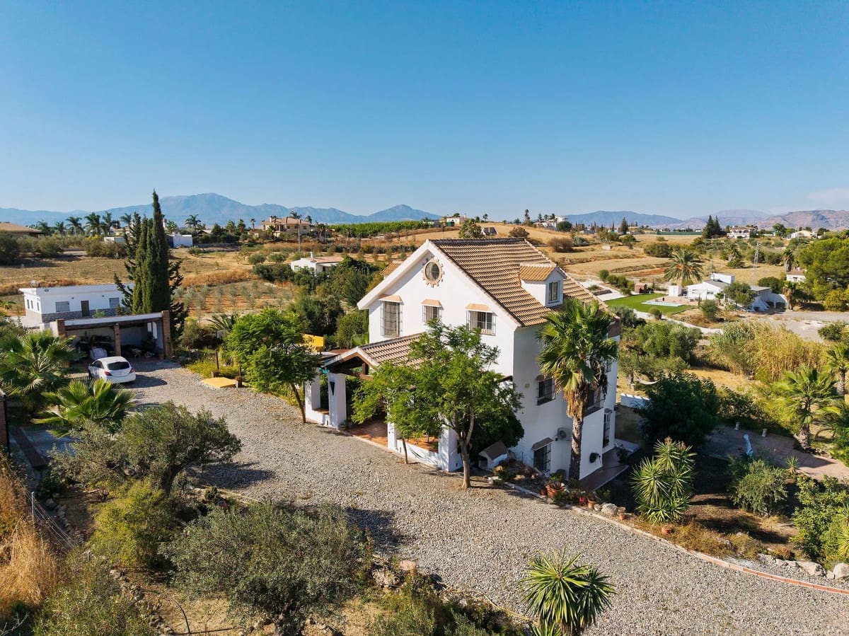 4 bedroom Villa for sale in Alhaurin el Grande with pool - € 639,000 (Ref: 9601237)