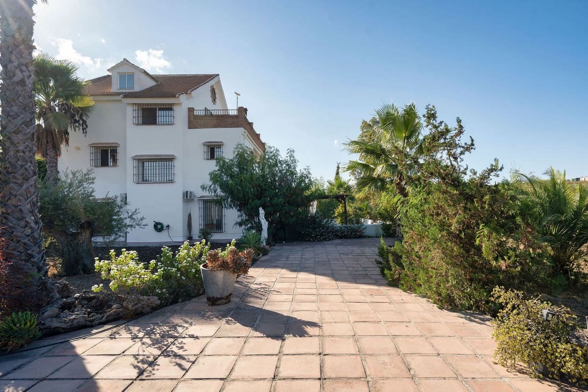 4 bedroom Villa for sale in Alhaurin el Grande with pool - € 639,000 (Ref: 9601237)