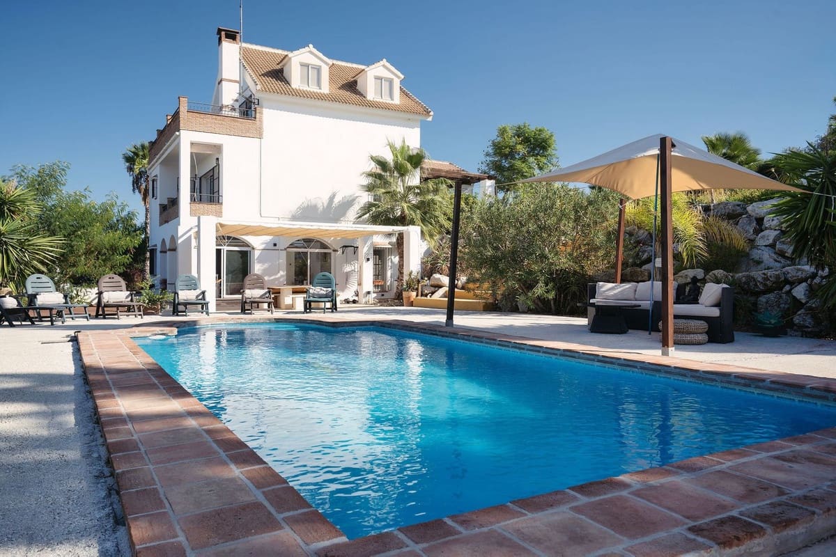 4 bedroom Villa for sale in Alhaurin el Grande with pool - € 639,000 (Ref: 9601237)