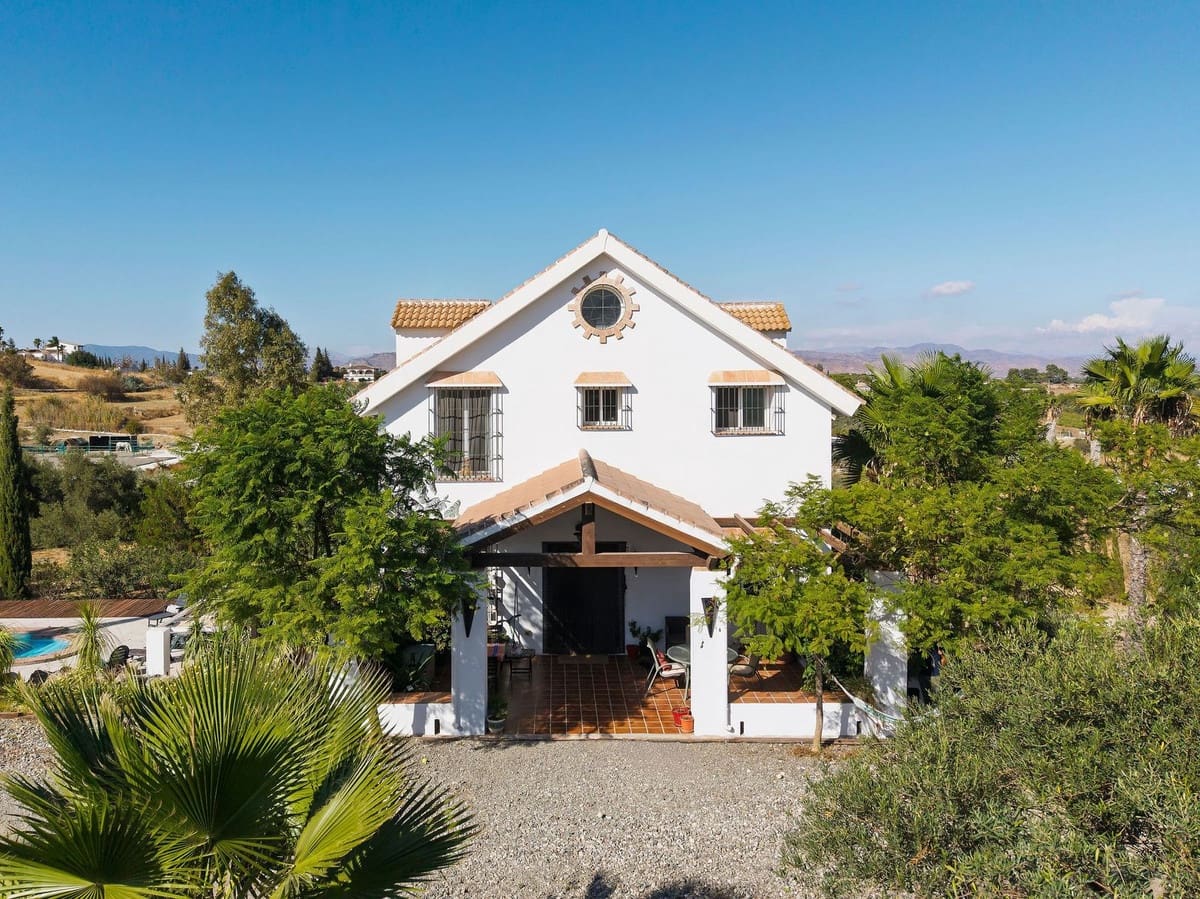 4 bedroom Villa for sale in Alhaurin el Grande with pool - € 639,000 (Ref: 9601237)