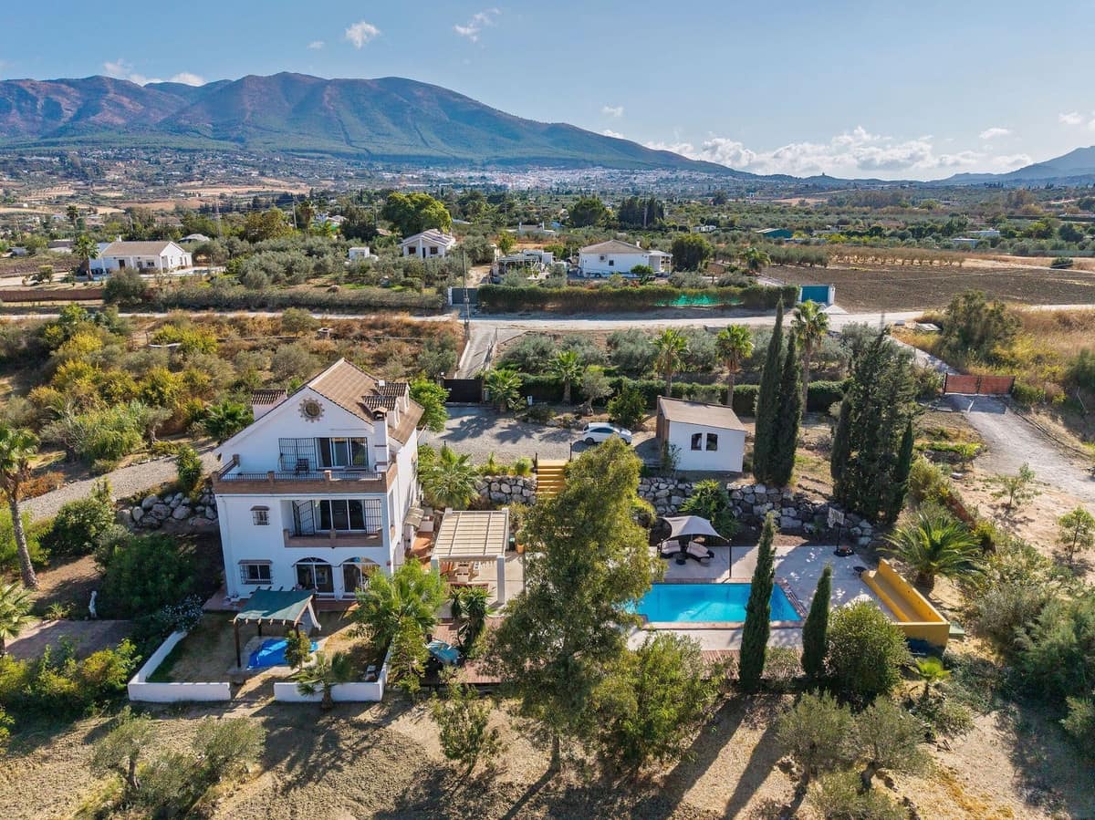 4 bedroom Villa for sale in Alhaurin el Grande with pool - € 639,000 (Ref: 9601237)