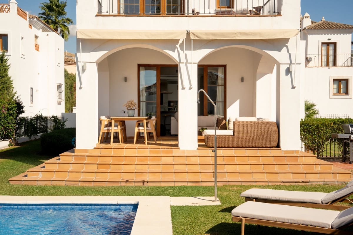 4 soveværelse Villa til salg i Estepona med swimmingpool - € 1.295.000 (Ref: 9601242)