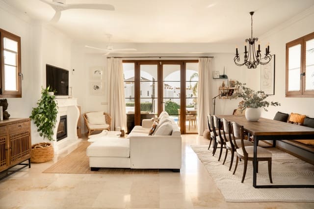 4 soveværelse Villa til salg i Centro, Estepona med swimmingpool - € 1.295.000 (Ref: 9601242)