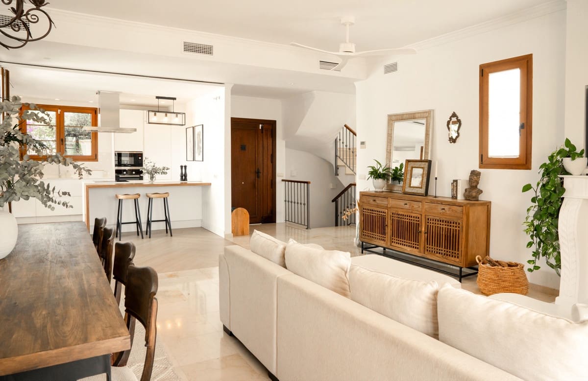 4 soveværelse Villa til salg i Estepona med swimmingpool - € 1.295.000 (Ref: 9601242)