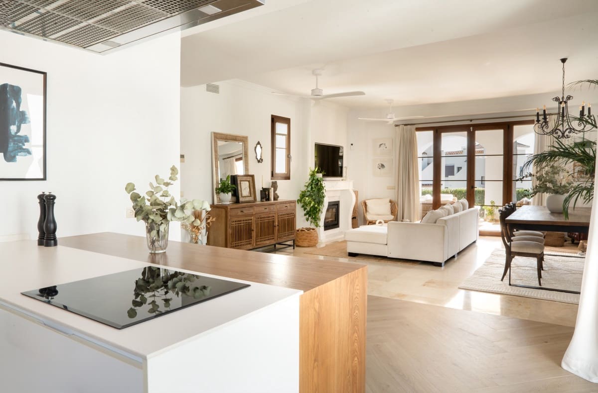 4 soveværelse Villa til salg i Estepona med swimmingpool - € 1.295.000 (Ref: 9601242)