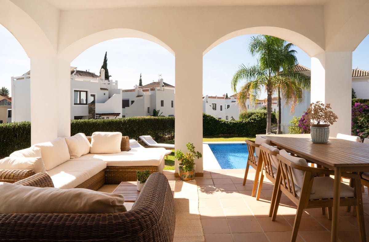 4 soveværelse Villa til salg i Estepona med swimmingpool - € 1.295.000 (Ref: 9601242)