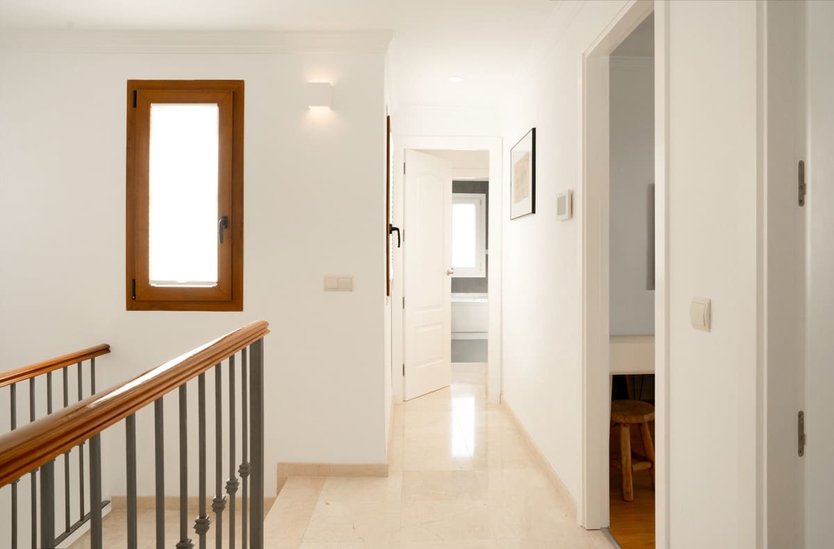 4 soveværelse Villa til salg i Estepona med swimmingpool - € 1.295.000 (Ref: 9601242)