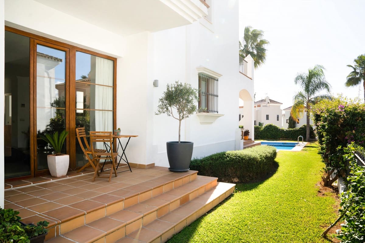 4 soveværelse Villa til salg i Estepona med swimmingpool - € 1.295.000 (Ref: 9601242)