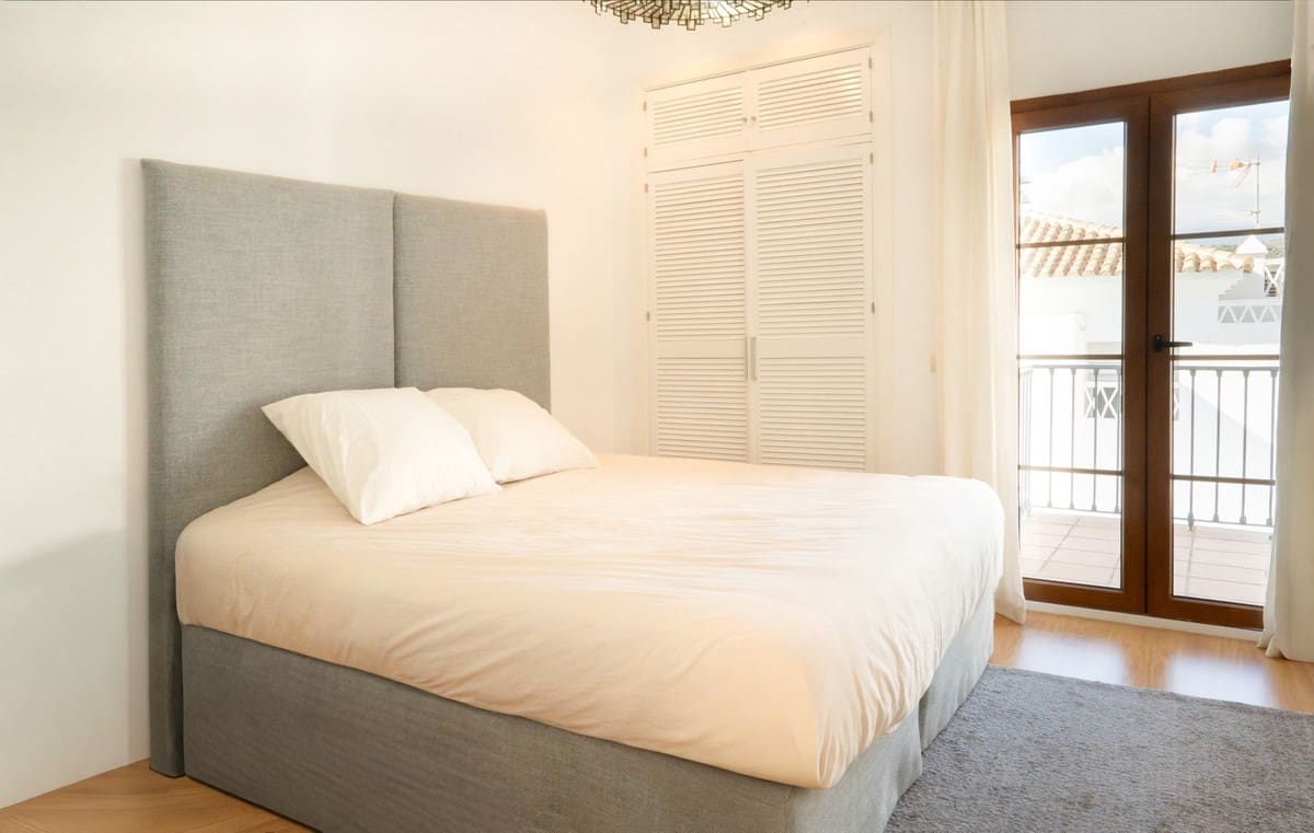 4 soveværelse Villa til salg i Estepona med swimmingpool - € 1.295.000 (Ref: 9601242)