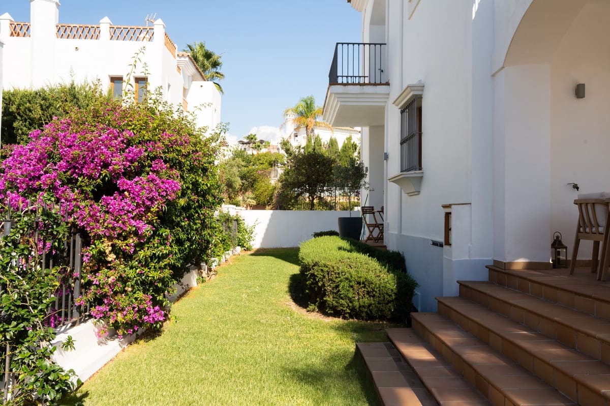 4 soveværelse Villa til salg i Estepona med swimmingpool - € 1.295.000 (Ref: 9601242)