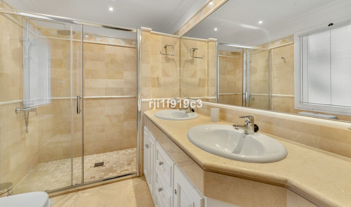 3 soveværelse Lejlighed til salg i Elviria med swimmingpool - € 548.000 (Ref: 9601245)