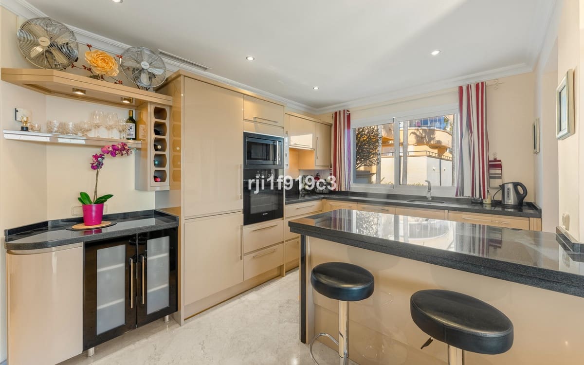 3 soveværelse Lejlighed til salg i Elviria med swimmingpool - € 548.000 (Ref: 9601245)