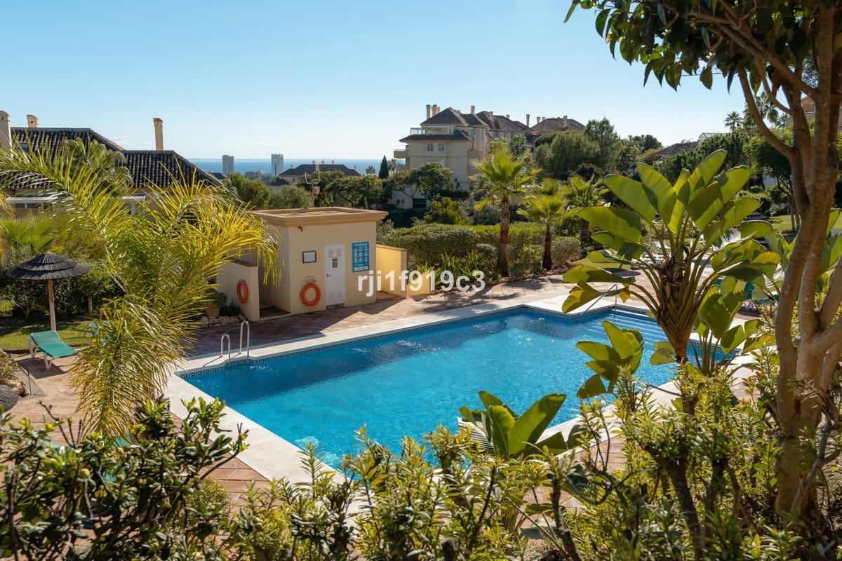 3 soveværelse Lejlighed til salg i Elviria med swimmingpool - € 548.000 (Ref: 9601245)