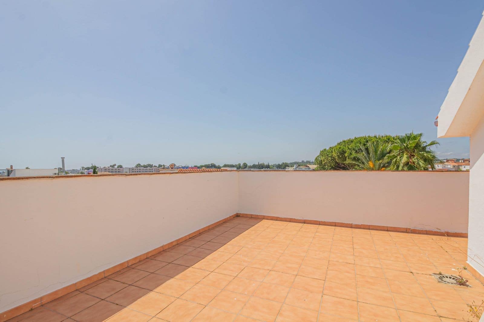 3 makuuhuone Huvila myytävänä paikassa Pueblo Nuevo de Guadiaro mukana uima-altaan - 699 000 € (Ref: 9602661)