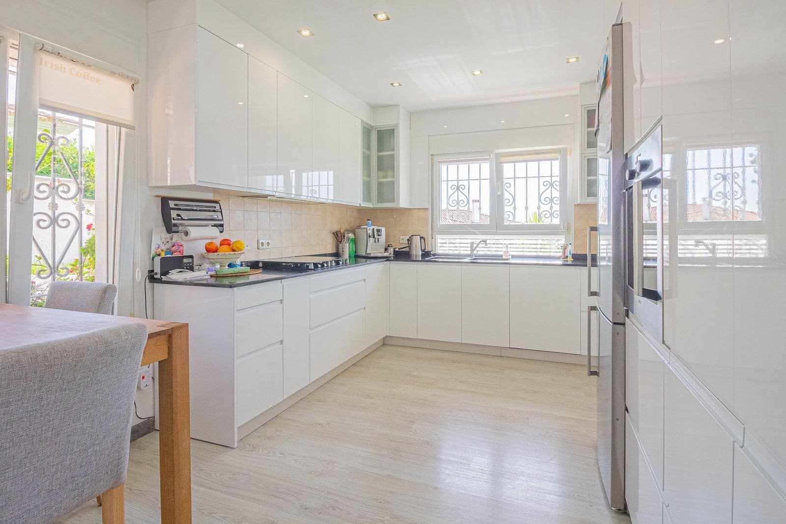 3 makuuhuone Huvila myytävänä paikassa Pueblo Nuevo de Guadiaro mukana uima-altaan - 699 000 € (Ref: 9602661)