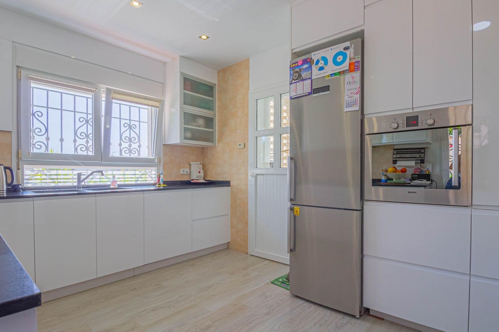 3 makuuhuone Huvila myytävänä paikassa Pueblo Nuevo de Guadiaro mukana uima-altaan - 699 000 € (Ref: 9602661)