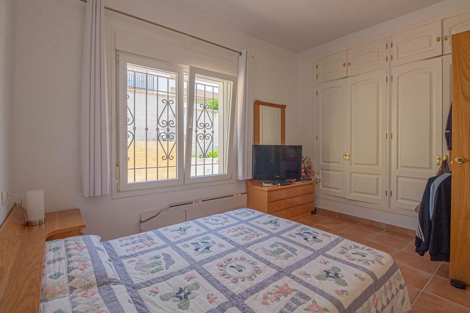 3 makuuhuone Huvila myytävänä paikassa Pueblo Nuevo de Guadiaro mukana uima-altaan - 699 000 € (Ref: 9602661)