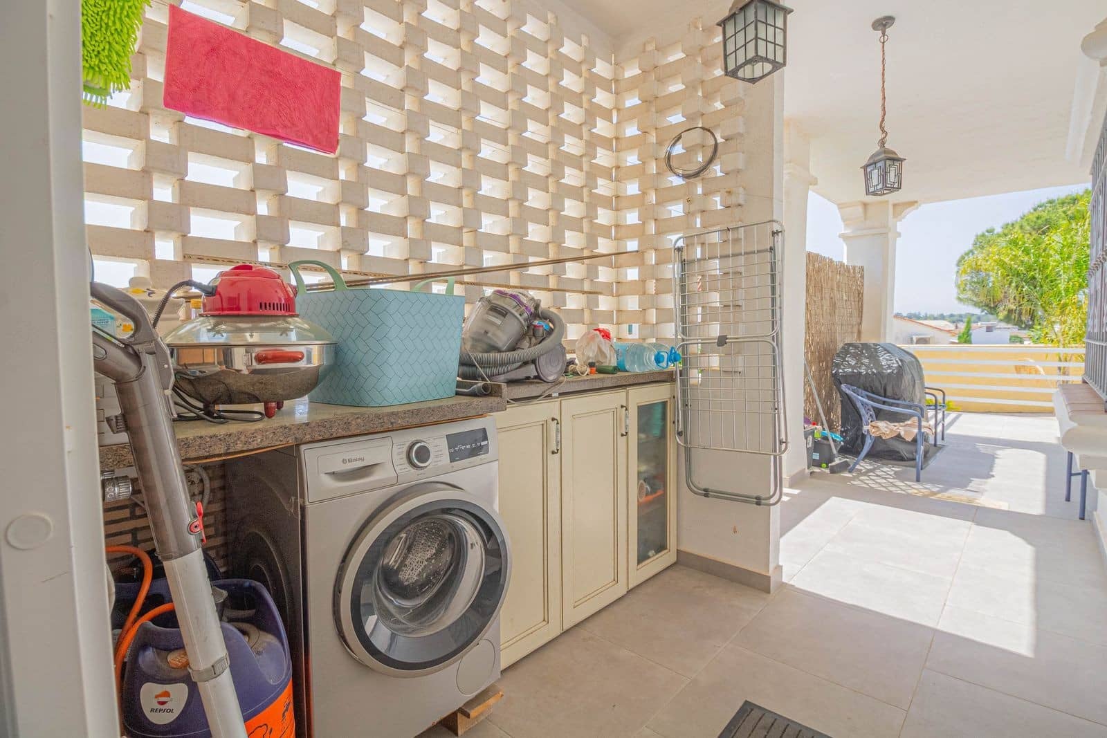 3 makuuhuone Huvila myytävänä paikassa Pueblo Nuevo de Guadiaro mukana uima-altaan - 699 000 € (Ref: 9602661)