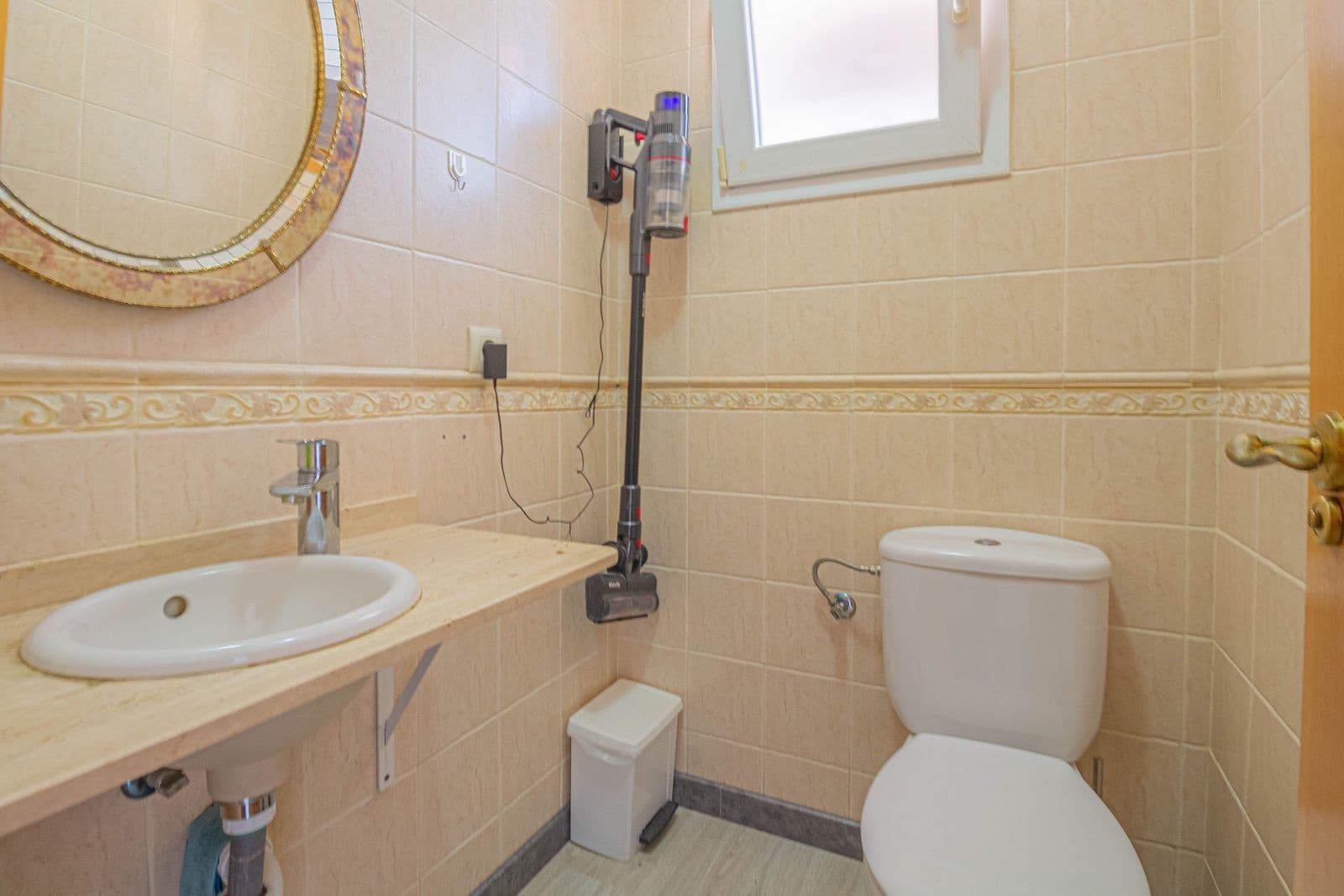 3 makuuhuone Huvila myytävänä paikassa Pueblo Nuevo de Guadiaro mukana uima-altaan - 699 000 € (Ref: 9602661)