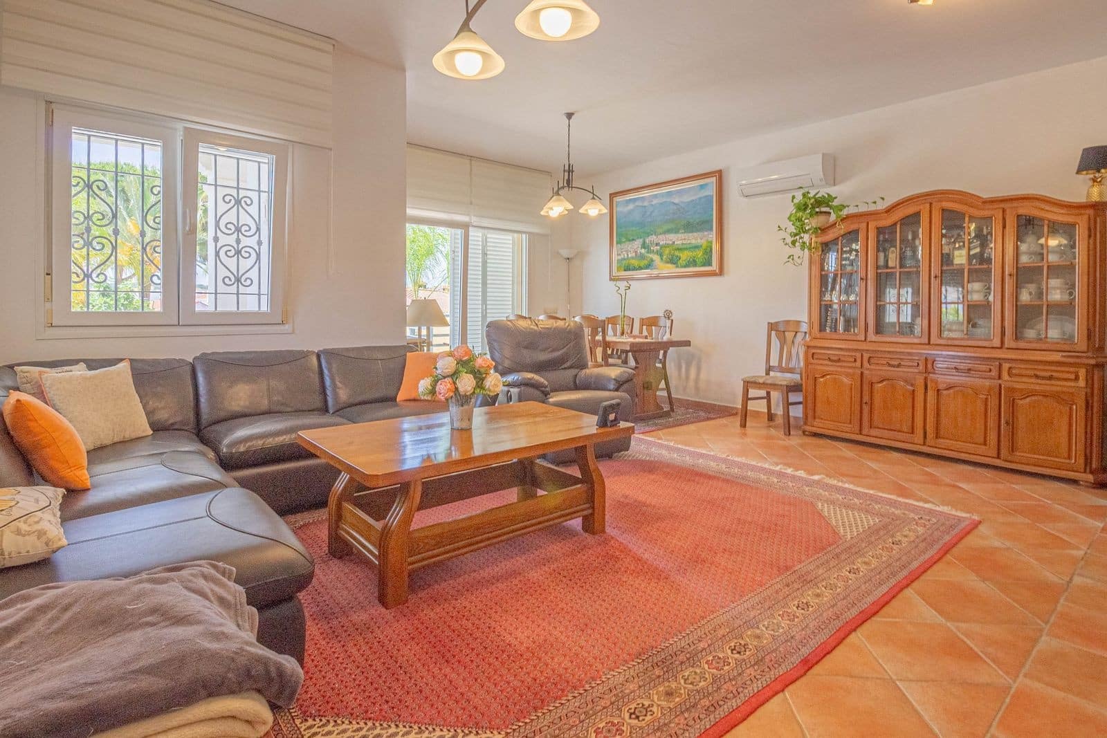 3 makuuhuone Huvila myytävänä paikassa Pueblo Nuevo de Guadiaro mukana uima-altaan - 699 000 € (Ref: 9602661)