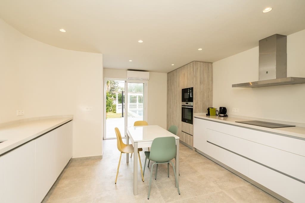 4 soveværelse Villa til salg i Marbesa med swimmingpool garage - € 2.450.000 (Ref: 9602662)