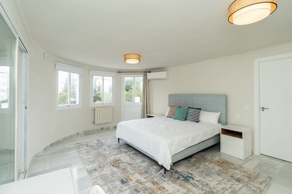 4 soveværelse Villa til salg i Marbesa med swimmingpool garage - € 2.450.000 (Ref: 9602662)