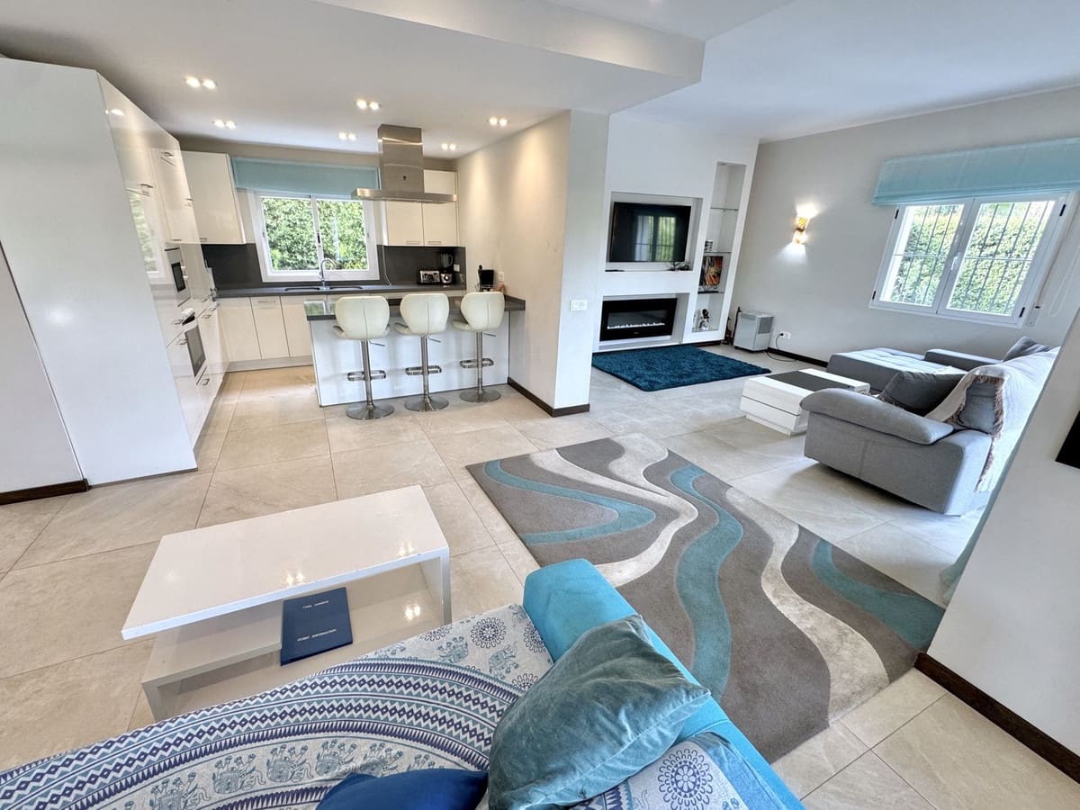 5 bedroom Villa for sale in Nueva Andalucia with pool - € 1,695,000 (Ref: 9602663)