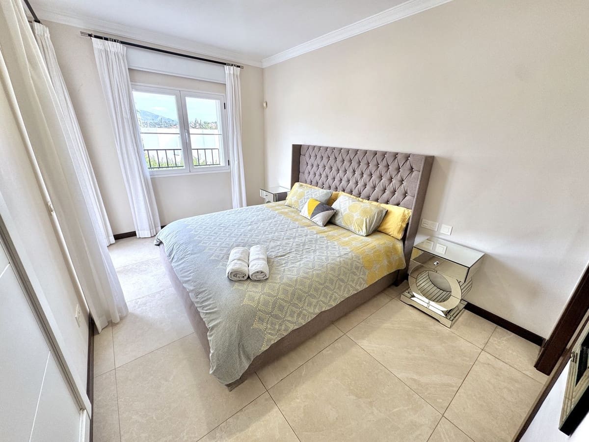 5 bedroom Villa for sale in Nueva Andalucia with pool - € 1,695,000 (Ref: 9602663)