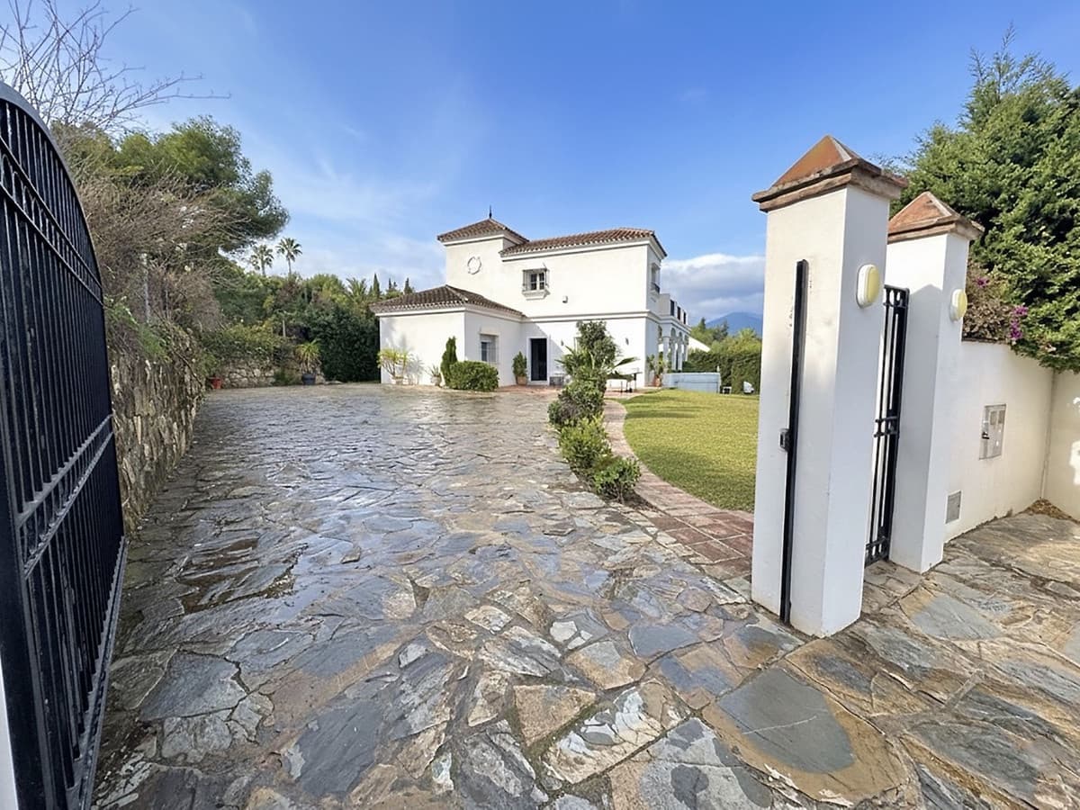 5 bedroom Villa for sale in Nueva Andalucia with pool - € 1,695,000 (Ref: 9602663)
