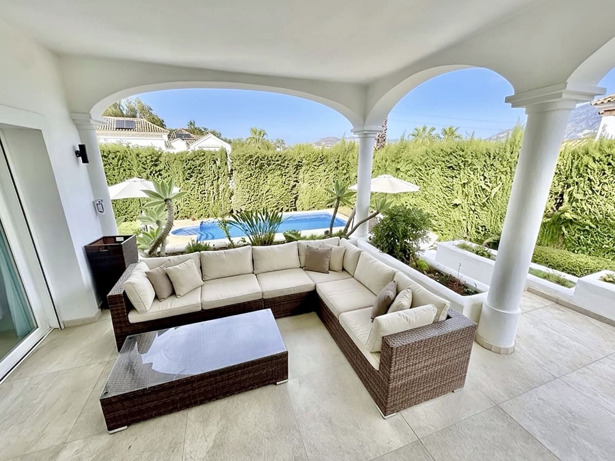 5 bedroom Villa for sale in Nueva Andalucia with pool - € 1,695,000 (Ref: 9602663)